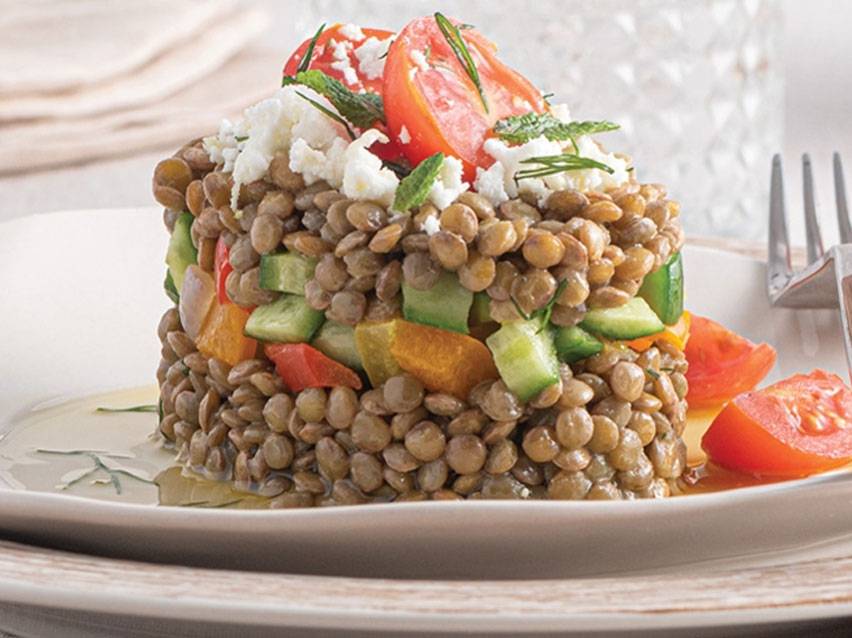 Σαλάτα φακής με φέτα και ντομάτα.