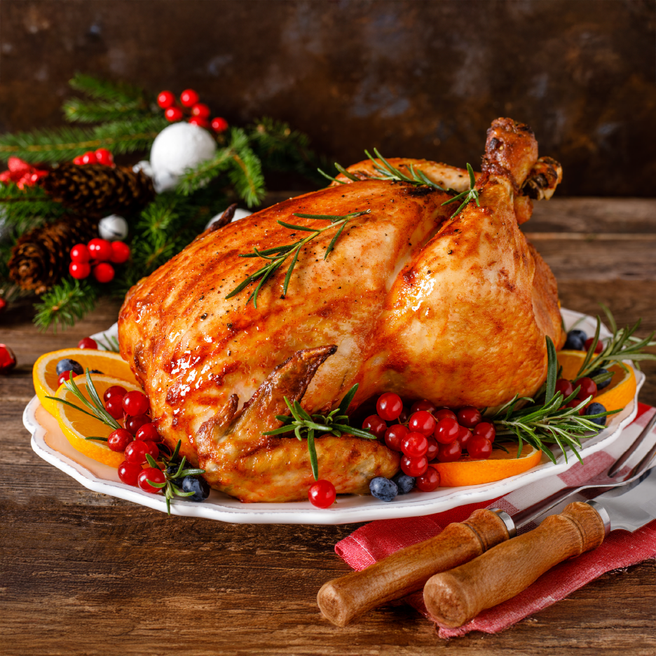 Ψητή γαλοπούλα με κράνμπερι, πορτοκάλια και δεντρολίβανο σε χριστουγεννιάτικο φόντο
