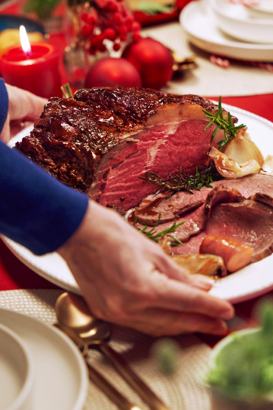 Ψητό βοδινό κρέας με δεντρολίβανο και σκόρδο σε γιορτινό τραπέζι