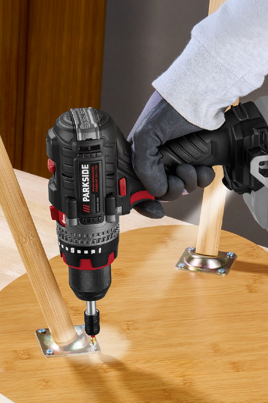 Ασύρματο τρυπάνι που χρησιμοποιείται για τη συναρμολόγηση ξύλινου τραπεζιού.