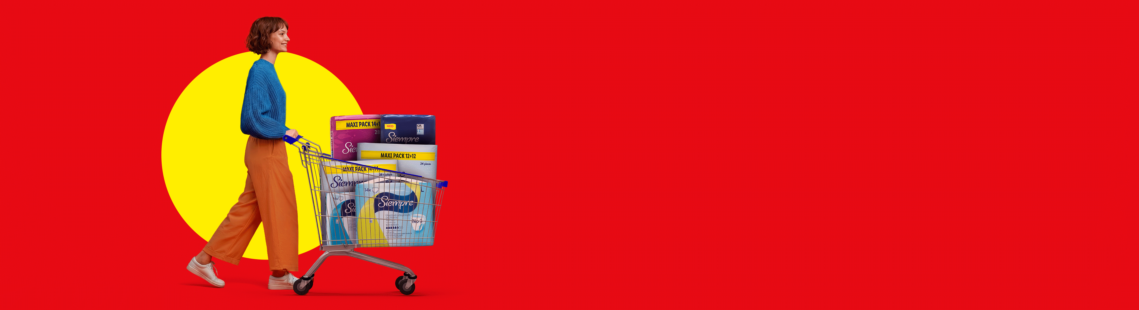 Γυναίκα σπρώχνει ένα καρότσι γεμάτο με μεγάλες συσκευασίες σερβιετών και χαρτιού υγείας.