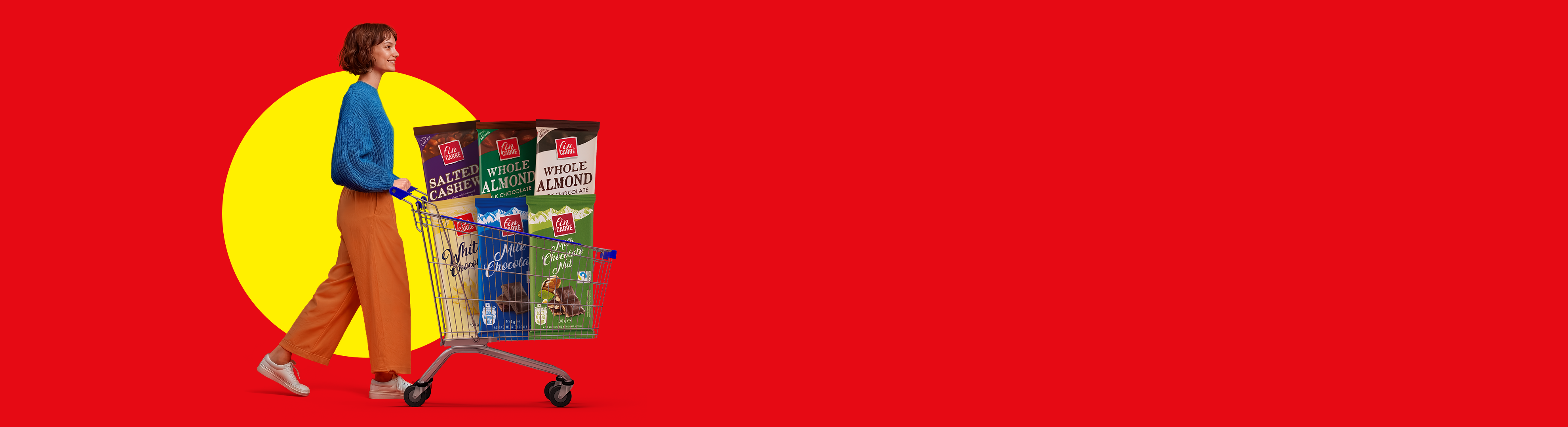 Γυναίκα σπρώχνει ένα καρότσι γεμάτο με σοκολάτες με αμύγδαλα, κάσιους και ξηρούς καρπούς.