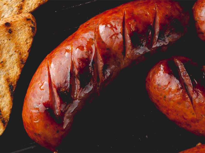 Ψητές λουκάνικες και τοστ.