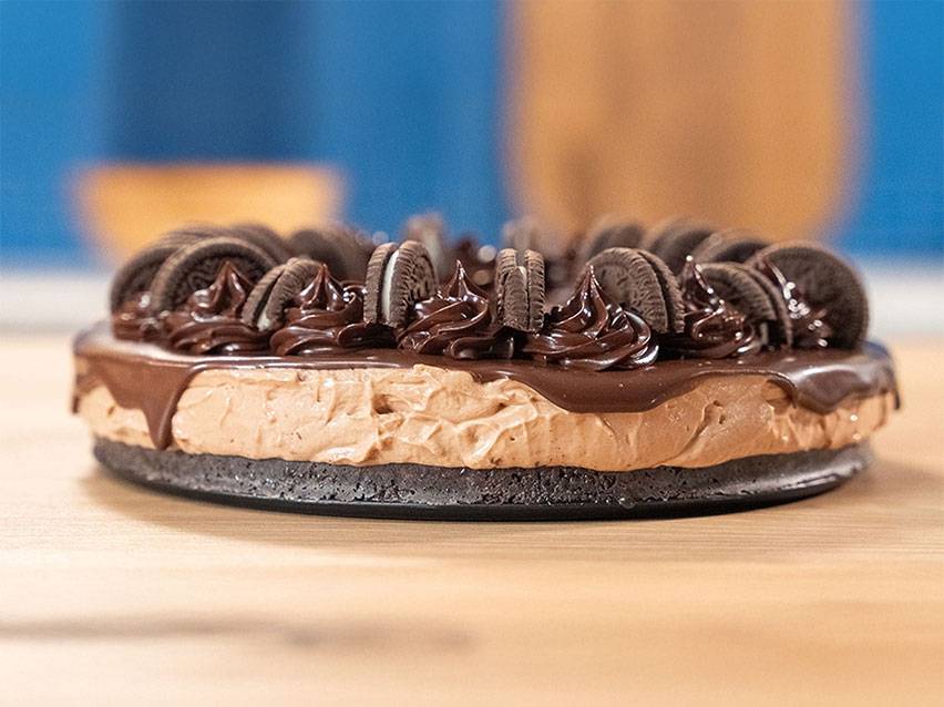 Τούρτα σοκολάτας με μπισκότα Oreo και γλάσο σοκολάτας.