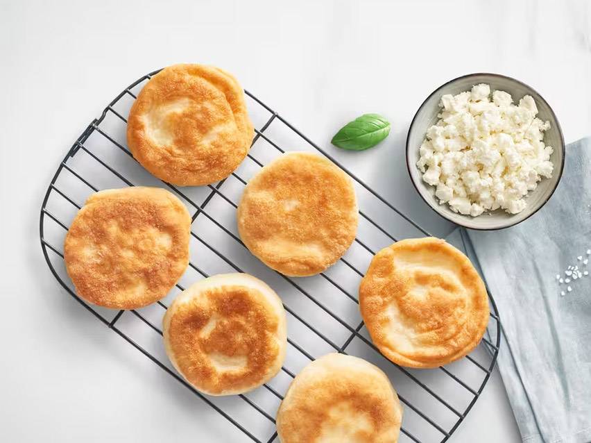 Τηγανίτες με τυρί κότατζ και φύλλο βασιλικού σε σχάρα ψύξης.