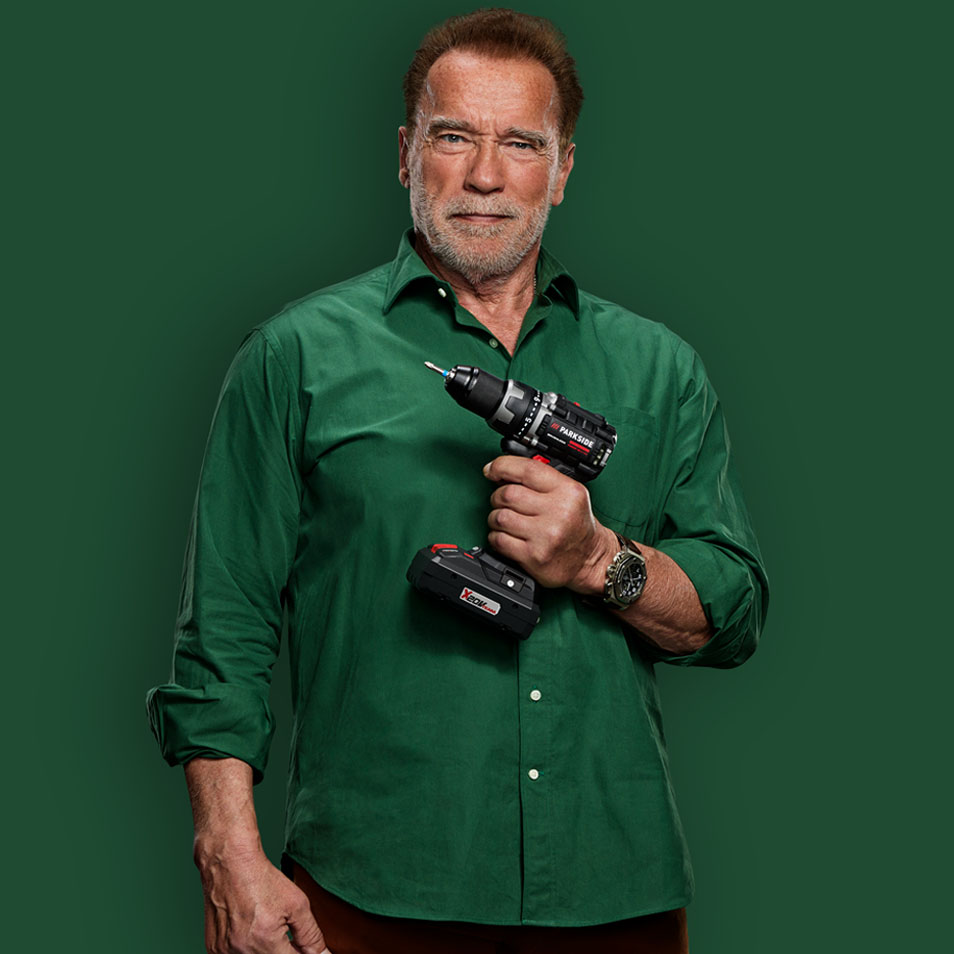 Ο Arnold Schwarzenegger κρατάει ένα δράπανο Parkside.