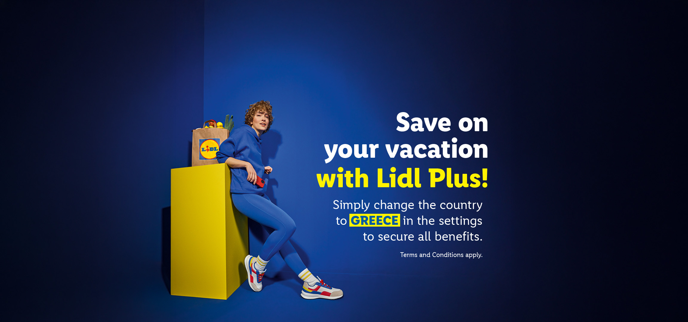 Γυναίκα με ψώνια, κείμενο: Εξοικονομήστε στις διακοπές σας με το Lidl Plus! Αλλάξτε τη χώρα σε Ελλάδα.